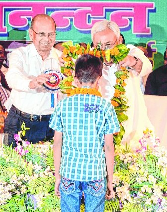 8_year_kid_sttuning_speech_before_bihar_CM_nitish_niharonline.jpg