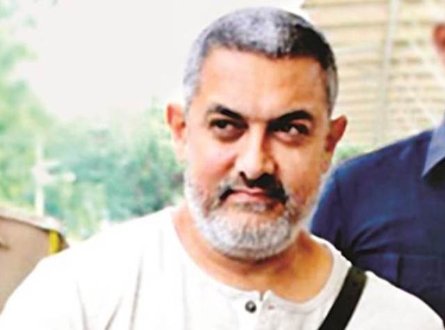 aamir-suffers-from-shoulder-pain-niharonline