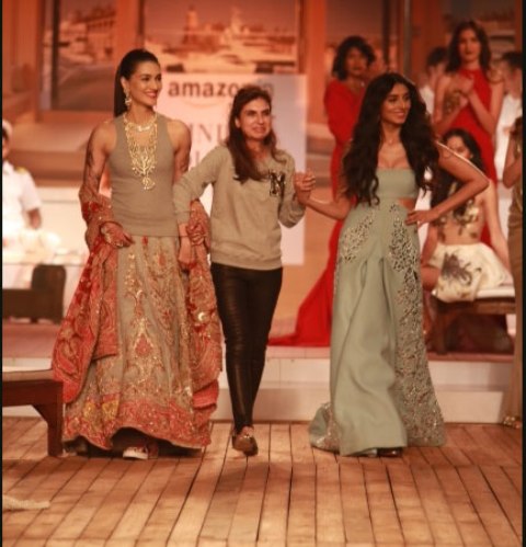 kriti_sanon_in_monisha_jaisingh_aiwc_2015_niharonline