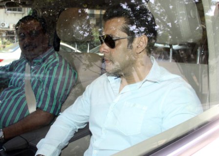 salman_at_mumbai_court_niharonline