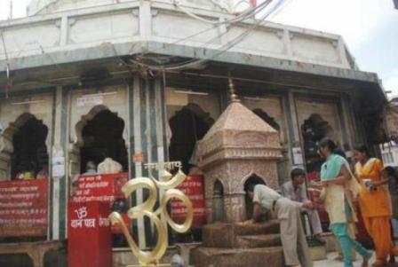 shri_kalkaji_mandir_temple_man_shoe_lost_niharonline