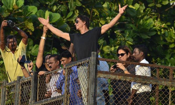 srk-shares-fan-treaser-niharonline